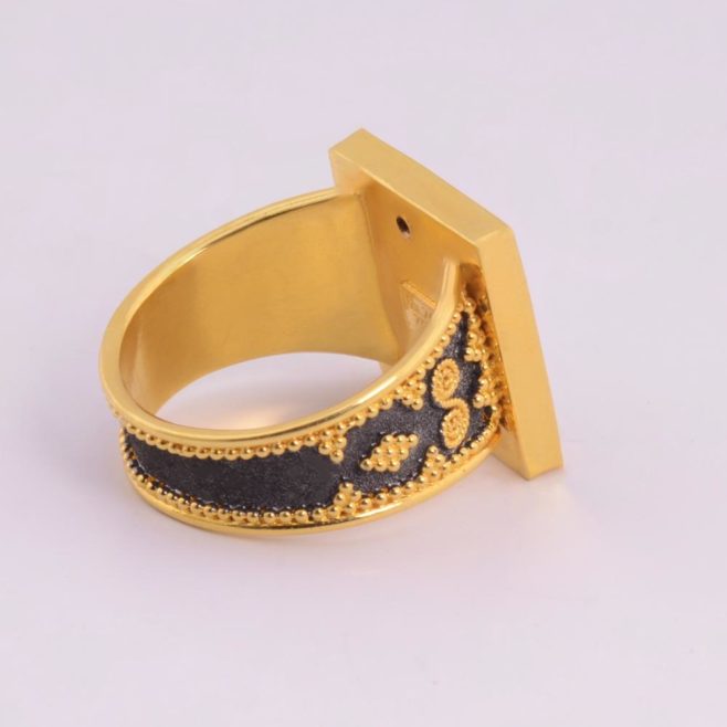 Βυζαντινό χειροποίητο γυναικείο δακτυλίδι σε κίτρινο χρυσό 18ΚΤ με πατίνα και 1 μπριγιάν 0.035 cts