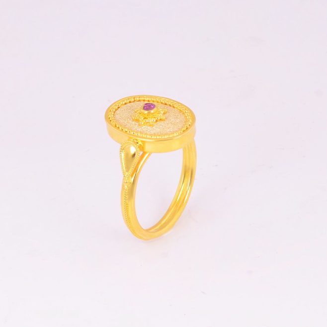 Δακτυλίδι Βυζαντινό σε κίτρινο χρυσό 18 ΚΤ με στρογγυλό ταγιέ ρουμπίνι διάστασης 2.5 χιλιοστών.