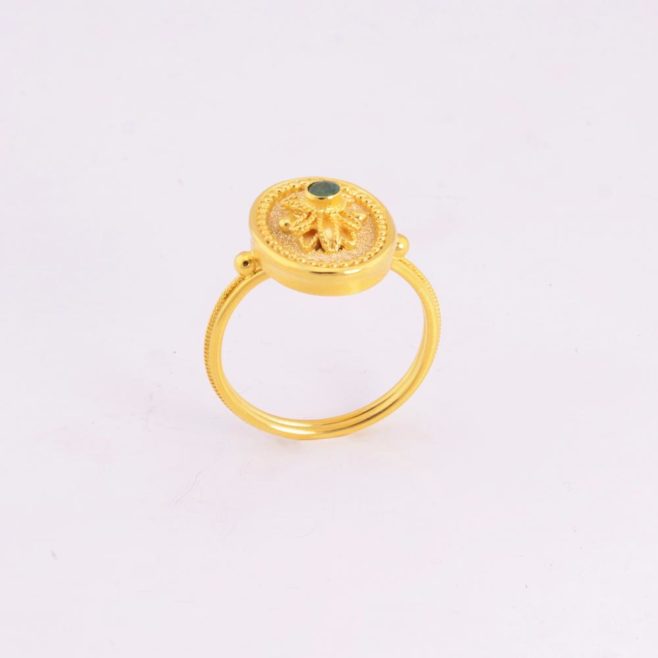 Δακτυλίδι Βυζαντινό σε κίτρινο χρυσό 18 ΚΤ  με στρογγυλό ταγιέ σμαράγδι 2.9 in